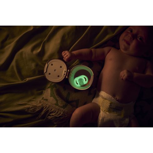 Tommee Tippee Night Glow éjszakai nyugtató cumi sterilizáló tokkal 18-36 hó 2 db