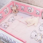   DOMBABY 3 részes ágynemű garnitúra fejvédővel MACIS PINK